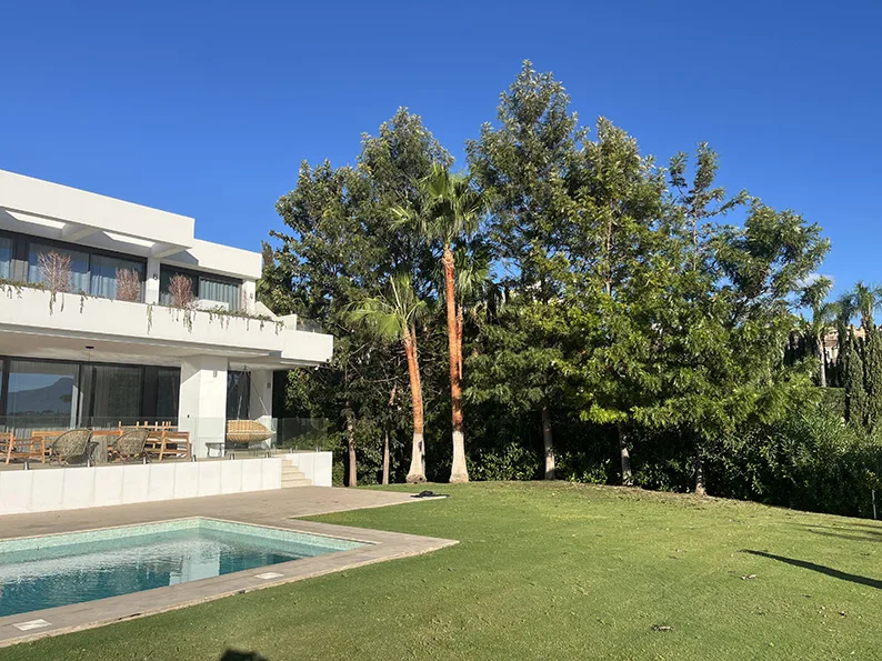 Vivienda contemporánea, piscina y césped en Casa Estepona